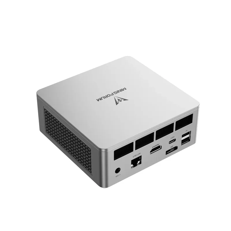 Minisforum UM870 Slim på ett skrivbord